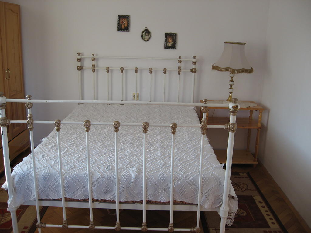 Guest House Astra ارباناسي الغرفة الصورة